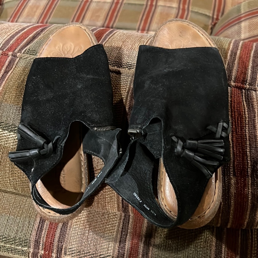 Born shoes 7/38. Zip up side. Black. Runs a bit big.